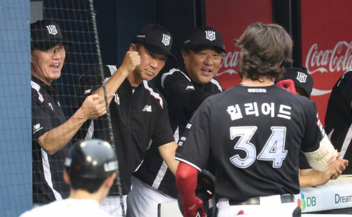 ⚾ [KBO] 힐리어드, 발로 만든 역전승…이강철 감독 “왜 주목 못 받는지 모르겠다”