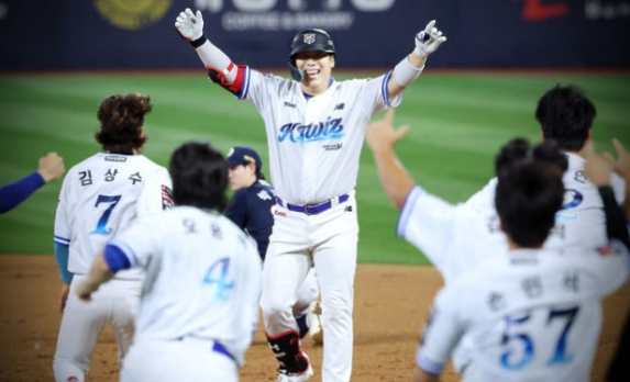 ⚾ [KBO] 김현수 끝내기, KT 1위 지킨 9회 대역전