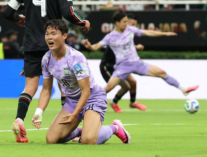오현규, 경기 끝나자 감독과 뜨거운 전술 토론…베식타시는 마르세유에 4-1 대승