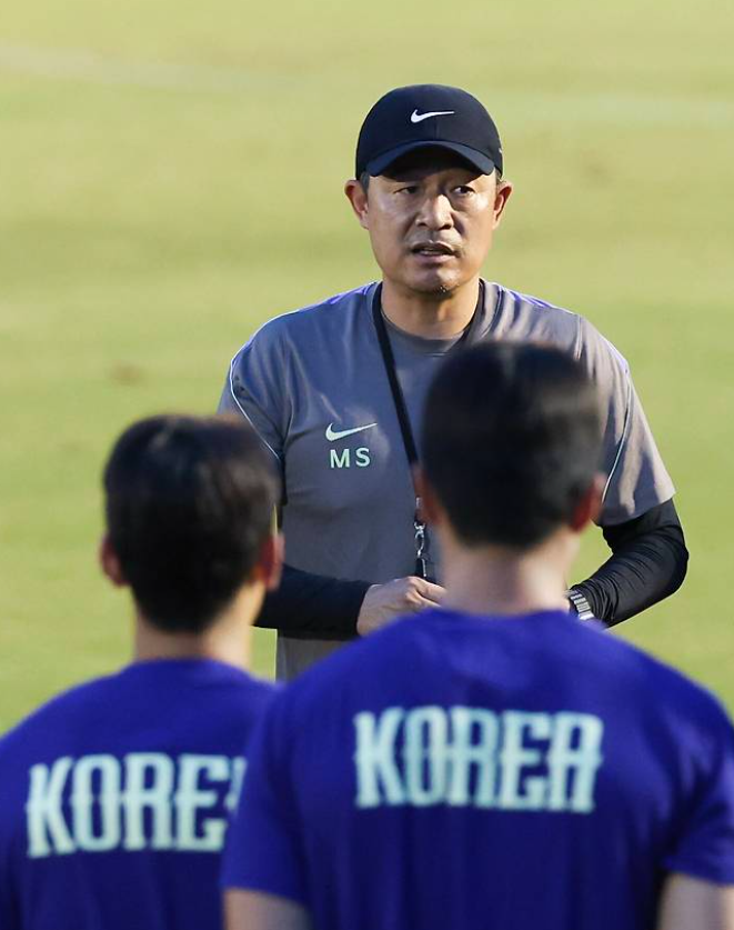 이민성 감독, 한일전 앞두고 연령 논란에 반박…“규정대로 출전, 우리는 금메달에 집중”