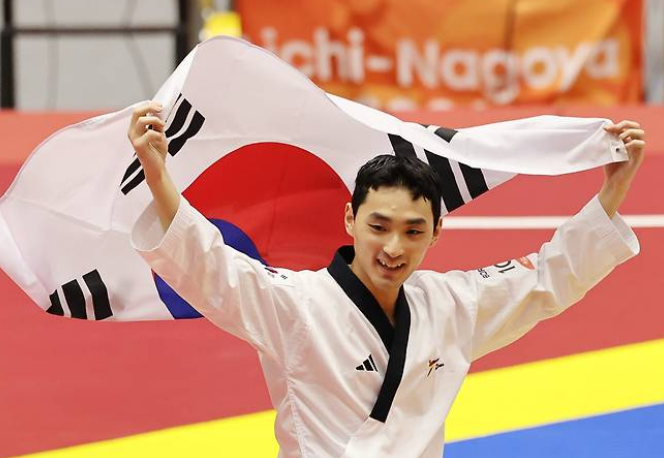 한국 태권도 품새 금메달 싹쓸이…정하은·윤규성, 첫 아시안게임서 나란히 정상