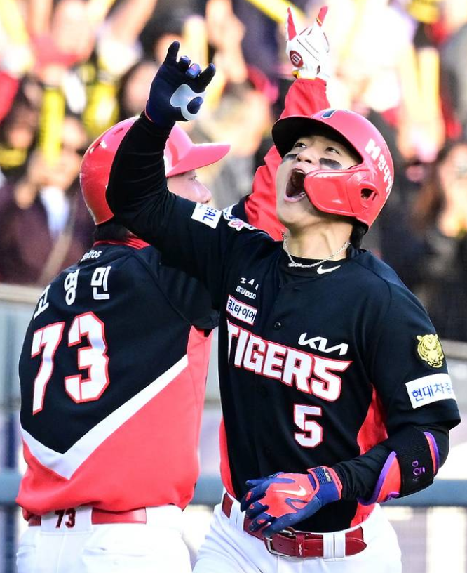 김도영, 9회 2사 역전 스리런 폭발…KIA LG 3연전 싹쓸이하며 3위 수성